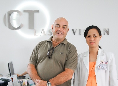 Monovision – liệu pháp khắc phục Lão thị - 3 Ông John Allwood – Du khách Australia phẫu thuật Monovision trị lão thị tại bệnh viện Mắt Cao Thắng