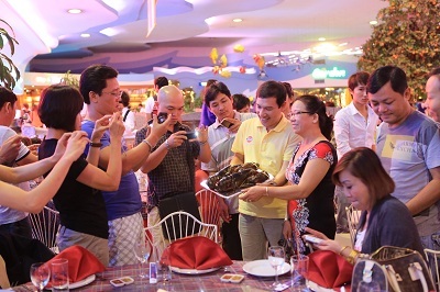 Thưởng thức món tôm hùm Mỹ