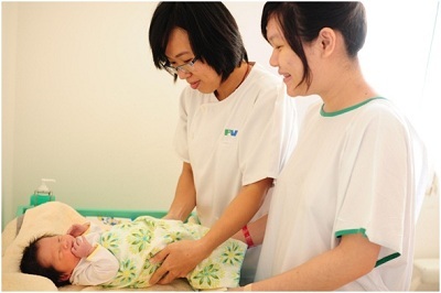 Nữ hộ sinh bệnh viện FV chăm sóc và kiểm tra sức khỏe cho bé