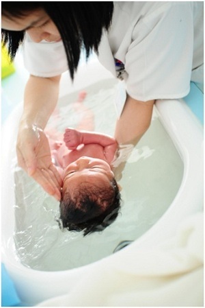 Chăm sóc bé cẩn thận và chu đáo