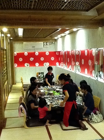 KingBBQ - Ẩm thực Hàn đích thực - 1 Ảnh nhà hàng với đòan khách đang nâng ly bên bếp than hồng