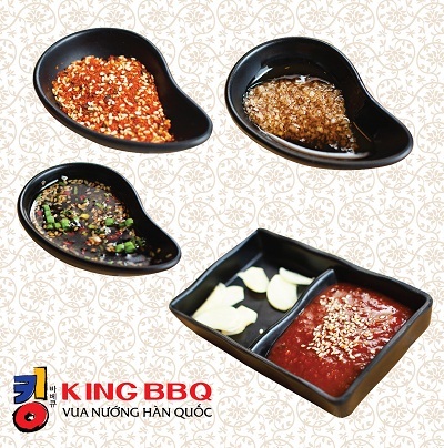 KingBBQ - Ẩm thực Hàn đích thực - 2 Ảnh nhà hàng với đòan khách đang nâng ly bên bếp than hồng