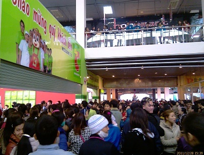 Mua sắm đông đúc tại Siêu thị Big C Melinh