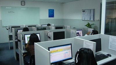 Tiếng Anh giao tiếp cấp tốc: Bí quyết để nói tiếng Anh lưu loát như người bản xứ - 2 Học viên luyện nghe và phát âm tại phòng lab