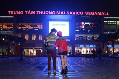 Noo Phước Thịnh hội ngộ Hoàng Thùy Linh tại tiệc sinh nhật Savico Megamall - 3 Hoàng Thùy Linh luôn cuốn hút khán giả với màn biểu diễn được dàn dựng công phu và chuyên nghiệp