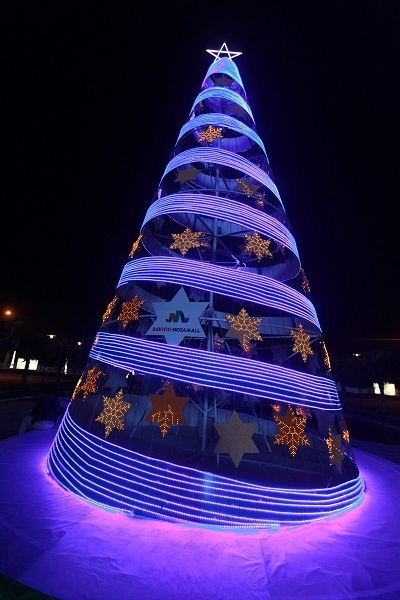 Noo Phước Thịnh hội ngộ Hoàng Thùy Linh tại tiệc sinh nhật Savico Megamall - 6 Cây thông Noel khổng lồ theo mô típ hiện đại sáng tạo