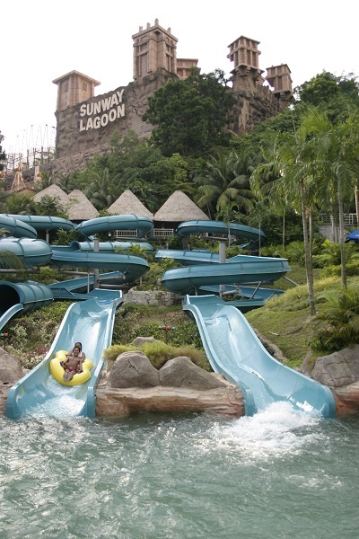 Thử cảm giác mạnh ở Sunway Langoon - 3 Water Park, nơi du khách tận hưởng làn nước mát trong thời tiết đẹp của Malaysia.