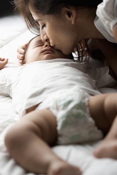 Bí mật giấc ngủ của bé yêu - 1 Tại sao bé đã ngủ, nhưng vừa rời tay mẹ là giật mình thức giấc?