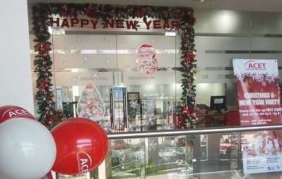 Không khí Giáng sinh ngay từ lối vào trung tâm ACET Ocean Park.