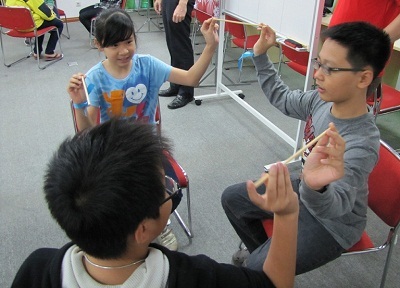 Trò chơi Chopsticks (Đũa tre) của đội xanh da trời.