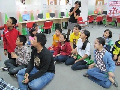 Háo hức dõi theo từng nét vẽ của thành viên đội mình.