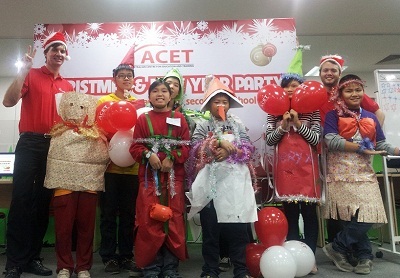 Các người mẫu thời trang Giáng Sinh tuổi teen.