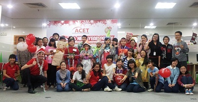 Chụp ảnh lưu niệm cùng thầy giáo và các anh chị nhân viên ACET.
