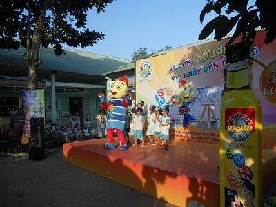 Chú cá hồi KIDDy cũng đem đến nụ cười sảng khoái cho các bạn qua nhiều trò chơi tập thể vui nhộn.