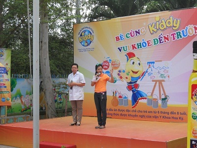 Chú cá hồi KIDDy cũng đem đến nụ cười sảng khoái cho các bạn qua nhiều trò chơi tập thể vui nhộn.