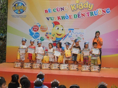 Chú cá hồi KIDDy cũng đem đến nụ cười sảng khoái cho các bạn qua nhiều trò chơi tập thể vui nhộn.