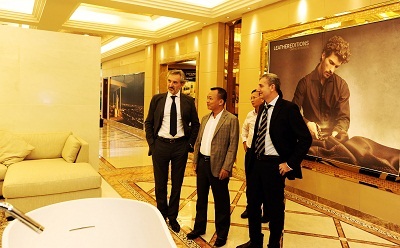 Ông Võ Mậu Quốc Triển đón tiếp Ngài Lorenzo Angeloni, 