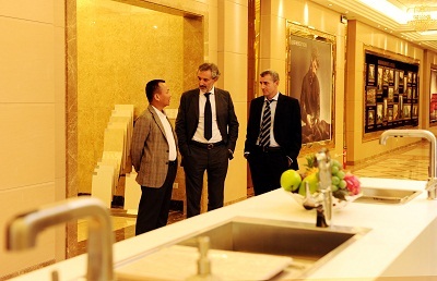 Ông Võ Mậu Quốc Triển đón tiếp Ngài Lorenzo Angeloni, 