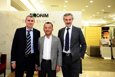 Ông Võ Mậu Quốc Triển đón tiếp Ngài Lorenzo Angeloni, 