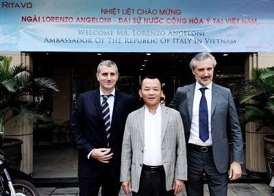Ông Võ Mậu Quốc Triển đón tiếp Ngài Lorenzo Angeloni, 