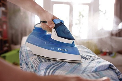 Mẹo xếp nhiều đồ vào vali mà không bị nhăn - 4 Với số lượng lớn quần áo cần ủi trước khi đóng gói