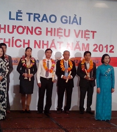 Điện máy Thiên Hòa lọt top 40 "Thương hiệu Việt được yêu thích nhất 2012" - 1 Đại diện Thiên Hòa nhận giải thưởng tại buổi lễ.