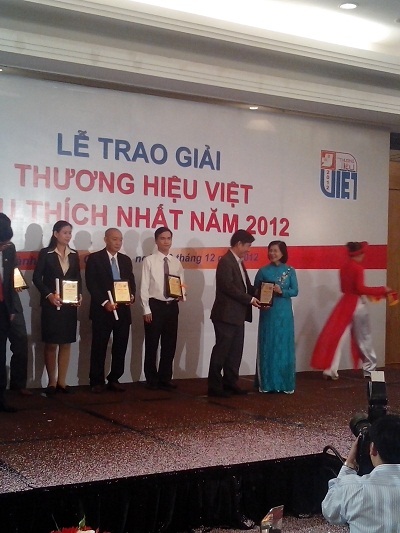 Điện máy Thiên Hòa lọt top 40 "Thương hiệu Việt được yêu thích nhất 2012" - 2 Đại diện Thiên Hòa nhận giải thưởng tại buổi lễ.