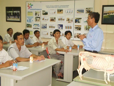 Để nông dân gắn bó với nghề nuôi bò sữa - 2 Lớp tập huấn kỹ thuật cho nông dân.