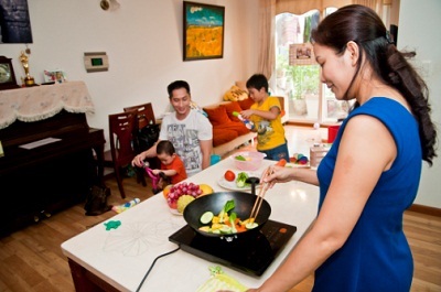 Bữa cơm gia đình - nơi khởi nguồn của hạnh phúc.
