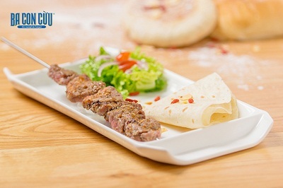 Những lý do Ba Con Cừu được khách hàng yêu thích - 2 Thịt cừu xiên nướng & Bánh Tortilla.