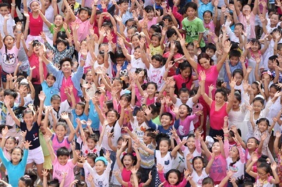 Thanh Thúy và bé Cà Phê cũng góp mặt. Bé Cà Phê nghịch ngợm bên cạnh mẹ Thúy nhí nhảnh.