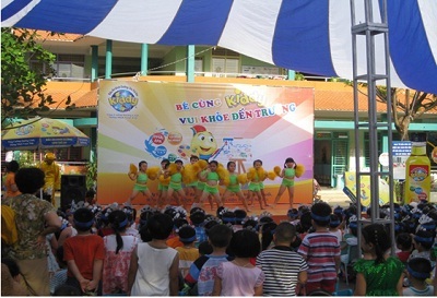 Chú cá hồi KIDDy cũng đem đến nụ cười sảng khoái cho các bạn qua nhiều trò chơi tập thể vui nhộn.