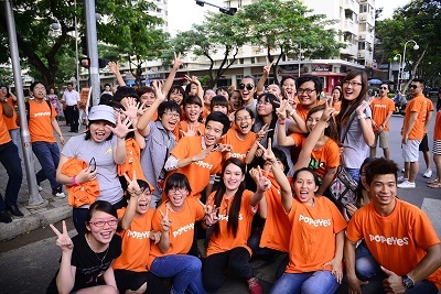 Hàng trăm bạn trẻ cùng hào hứng tập trung làm cả góc phố nổi bật sắc cam tươi trẻ