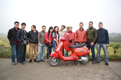 Mang Vespa đám cưới chuột về Đông Hồ - 2 Cả đoàn chụp ảnh kỉ niệm với chiếc xe trên bờ đê sông Đuống trước khi ghé vào Đông Hồ.