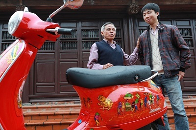 Mang Vespa đám cưới chuột về Đông Hồ - 5 Cả đoàn chụp ảnh kỉ niệm với chiếc xe trên bờ đê sông Đuống trước khi ghé vào Đông Hồ.