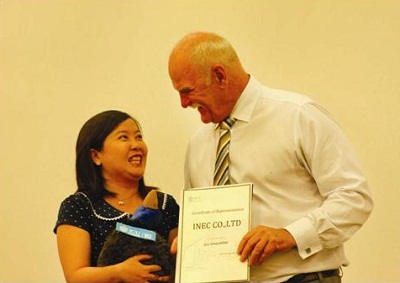 Ông Det Fischer trao chứng nhận Đại diện tuyển sinh cho INEC.