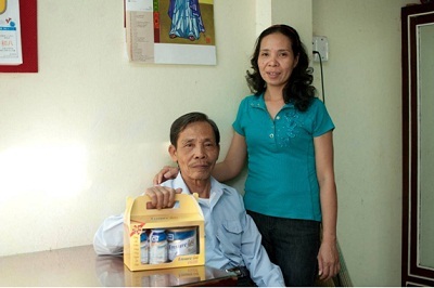 Chị Kim Ánh (Q.4, Tp.HCM) cùng cha bên món quà Tết từ cuộc thi “Món quà vàng ngày Tết”.