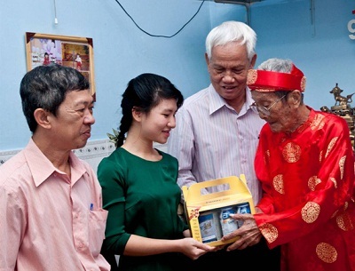 Cụ Nguyễn Mạnh Tường nhận những món quà Tết chúc thọ tuổi 101 của mình.