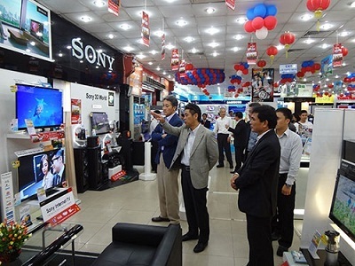 Khuyến mãi cuối năm dày đặc, khách hàng coi chừng mắc bẫy - 1 Khách tham quan một trung tâm điện máy tại TPHCM
