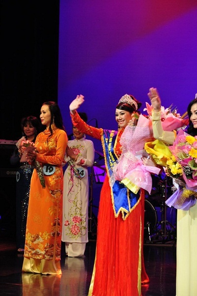 Mỹ Vân đăng quang hoa hậu phu nhân người Việt 2013 tại Canada - 7 Hoa hậu Mỹ Vân với ca sĩ Huy Vũ