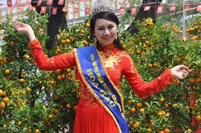 Hoa Hậu Phu Nhân Mỹ Vân về Việt Nam đón Tết - 6 Tạo dáng ở sân bay