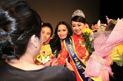 Mỹ Vân đăng quang hoa hậu phu nhân người Việt 2013 tại Canada - 9 Hoa hậu Mỹ Vân gặp gỡ giao lưu với khán giả.