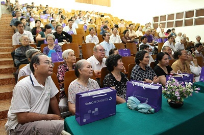 Đông đảo các bệnh nhân ĐTĐ tham gia buổi tư vấn của bác sĩ.