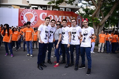 Tăng Thanh Hà và Nhóm 365 chụp ảnh lưu niệm.