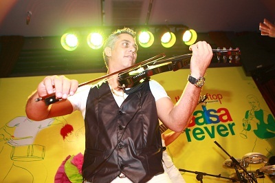 Trưởng Ban nhạc - Alayn, anh có tài năng chơi nhiều loại nhạc cụ khác nhau.