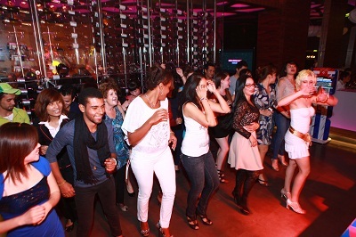 Khán giả hoà mình theo điệu nhạc.