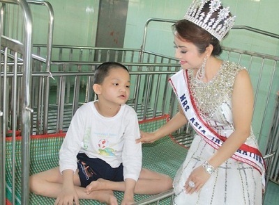 Hoa hậu Bích Liên xuất sắc đăng quang “Hoa hậu Á Châu Thế Giới 2012” - 6 Hoa hậu Bích Liên cùng các cháu mồ côi tại Mái ấm Thiện Duyên.