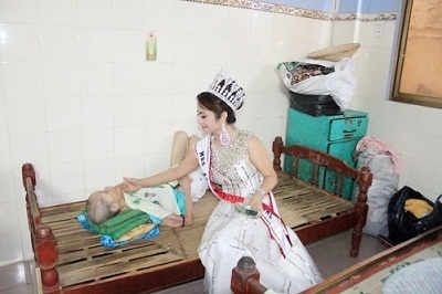 Hoa hậu Bích Liên xuất sắc đăng quang “Hoa hậu Á Châu Thế Giới 2012” - 5 Hoa hậu Bích Liên cùng các cháu mồ côi tại Mái ấm Thiện Duyên.