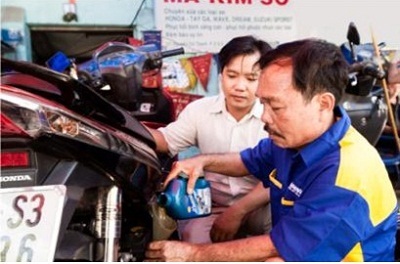 Cần chú tâm đến việc thay nhớt cho xe - 2 Người dùng có quyền yêu cầu nhân viên thay đúng loại nhớt cho xe