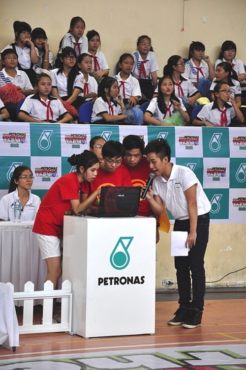 Chung kết toàn quốc “Cùng PETRONAS khám phá thế giới 2012” - 1 Chung kết toàn quốc “Cùng PETRONAS khám phá thế giới 2012”
